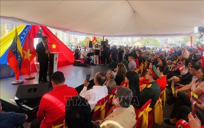 Vietnamese Ambassador to Venezuela Vu Trung My addresses the ceremony (Photo: VNA) dai-su-viet-nam.jpg