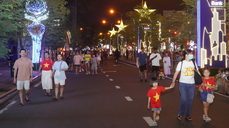 Many excited spectators sought the best vantage points to follow the event. 2.jpg