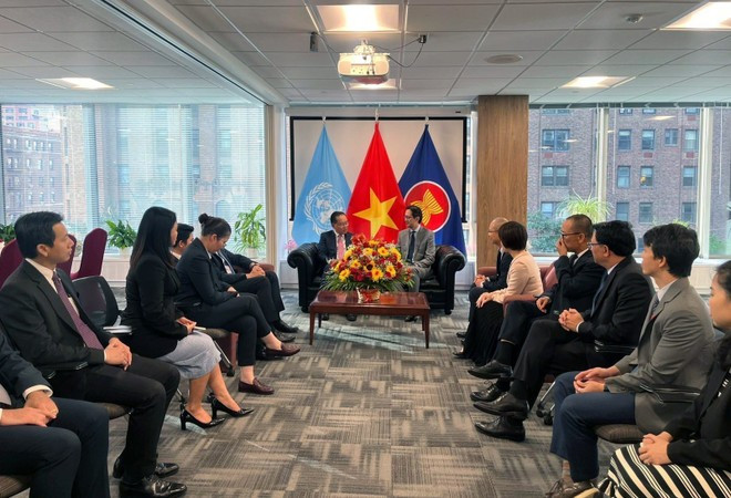 The Lao Permanent Representative to the UN offers congratulations on Viet Nam's 80th National Day at the Vietnamese Mission headquarters in New York. (Photo: VNA) vientam-3.jpg