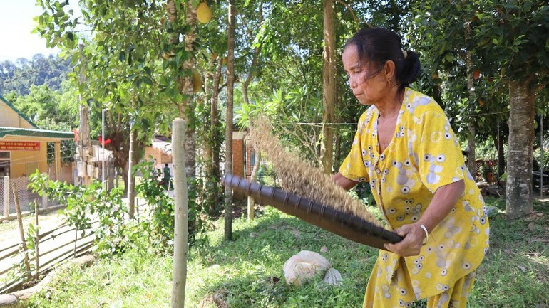 Life for the Dan Lai people is gradually improving. img-7265-2-4288.jpg
