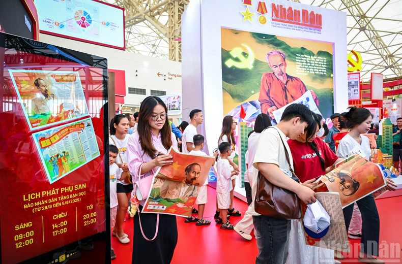 The schedule for distributing the supplement at the Nhan Dan Newspaper exhibition booth runs from 9 a.m. to 9 p.m. The “80 Years of Independence” exhibition has been extended until September 15 to meet public demand and give people more opportunities to visit and experience the activities and events on display.