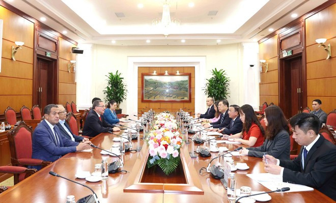 The meeting between Politburo member and standing member of the CPV Central Committee’s Secretariat Tran Cam Tu and Vice President of the PSUV Jesús Faria (Photo: VNA) venezuela.jpg