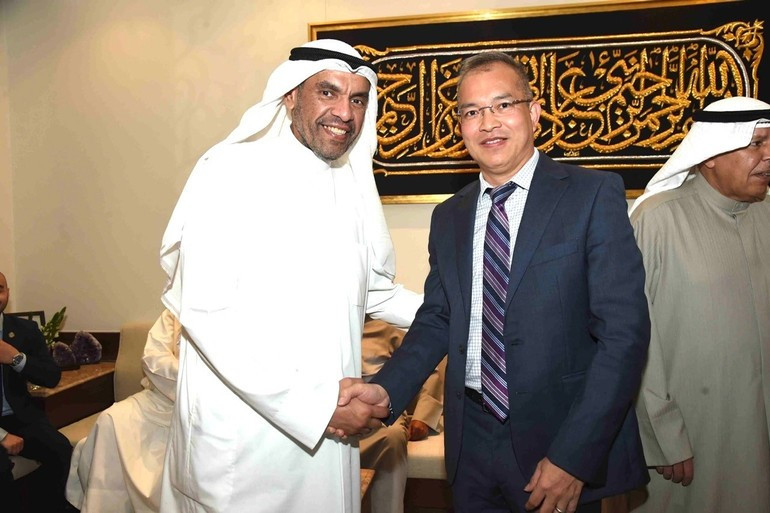 Ambassador of Viet Nam to Kuwait Nguyen Duc Thang and Kuwait’s Foreign Minister. (Photo: Embassy of Viet Nam in Kuwait) t5.jpg