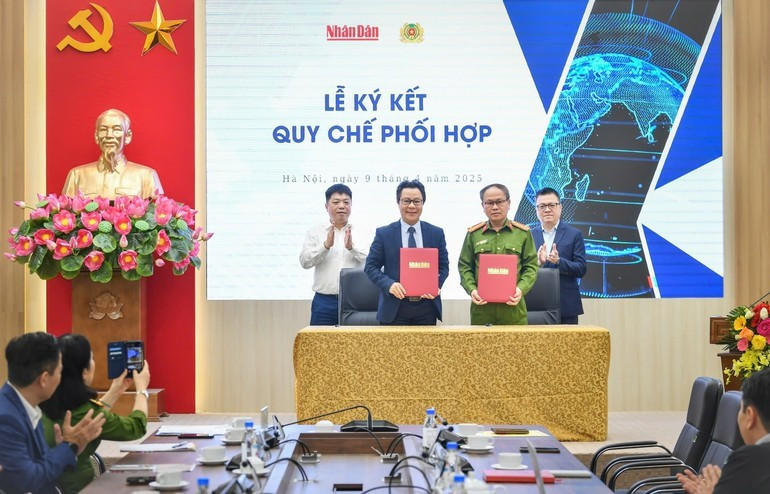 Representatives of Nhan Dan Newspaper and the Department of Administrative Management of Social Order (C06), Ministry of Public Security, sign a cooperation agreement. image-1.jpg