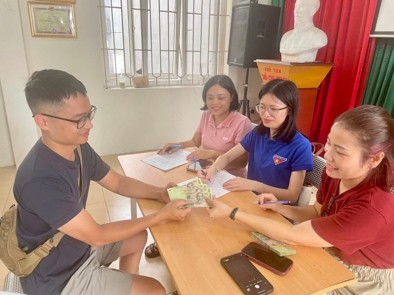 Residents of Long Bien Ward were delighted to receive National Day gifts. (Photo: Nguyen Trang) img-4329.jpg
