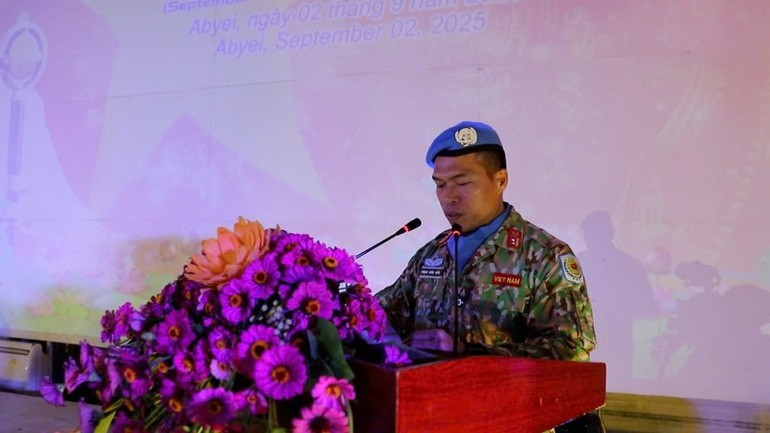 Lieutenant Colonel Pham Van Hao, Commander of the Viet Nam Peacekeeping Force in Abyei, delivers a speech recalling the glorious milestones of the August Revolution and National Day on September 2. 53c1cd1bfd0776592f16-671.jpg