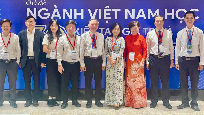 Speakers and members of the conference organising committee. (Photo: CTV) vnh1.jpg
