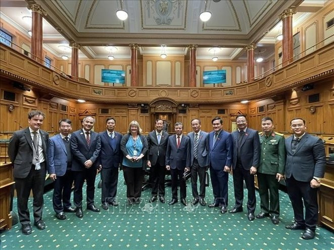 The Vietnamese delegation visit the New Zealand Parliament Building (Photo: VNA) vna-potal-hoat-dong-cua-doan-dai-bieu-uy-ban-quoc-phong-an-ninh-va-doi-ngoai-quoc-hoi-tai-new-zealand-stand-2.jpg