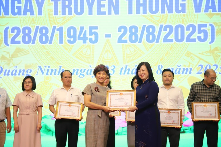 The Minister of Health also awarded Certificates of Merit to 30 collectives and 27 outstanding individuals across the entire health sector office system. img-8769.jpg