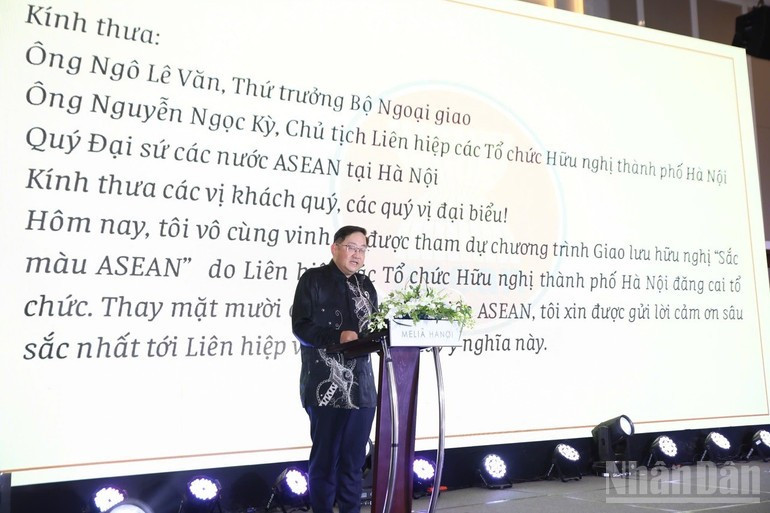 Malaysian Ambassador to Viet Nam Dato’ Tan Yang Thai spoke at the event. (Photo: KHANH LAN) sacmau4.jpg