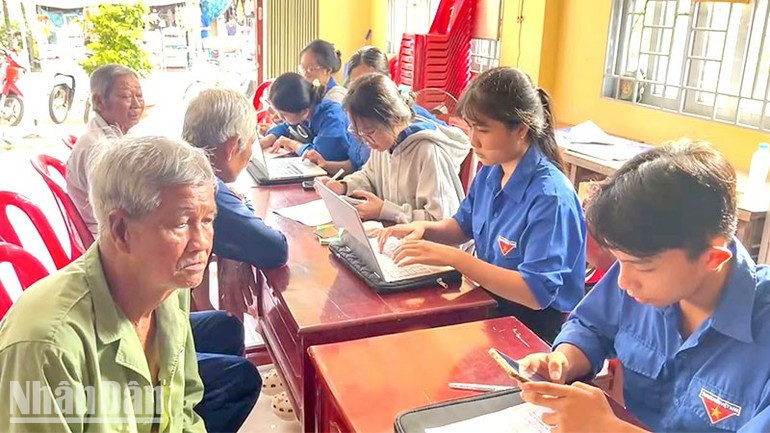 Youth union members of Long Phu Thuan Commune, Dong Thap Province, assist citizens with mobile administrative procedures. ndo-bl-longphuthuan.jpg