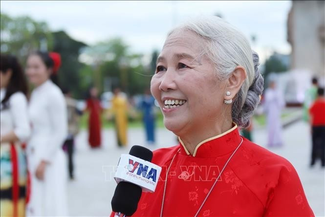 Hoang Thi Hoa, a Vietnamese expatriate in Laos, was deeply moved and joyful to take part in the event. (Photo: Xuan Tu/VNA Correspondent in Laos) lao2-250825.jpg