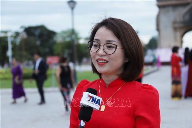 Nguyen Thi Tam Nam, a Vietnamese expatriate in Laos, expressed her deep gratitude to generations of forefathers who sacrificed their blood and devoted their lives to safeguarding the independence and freedom of the homeland today. (Photo: Xuan Tu/VNA Correspondent in Laos) lao-25825-10.jpg