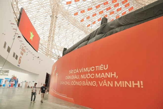 Preparations made for the exhibition (Photo: VNA) mai-van-chinh-2.jpg