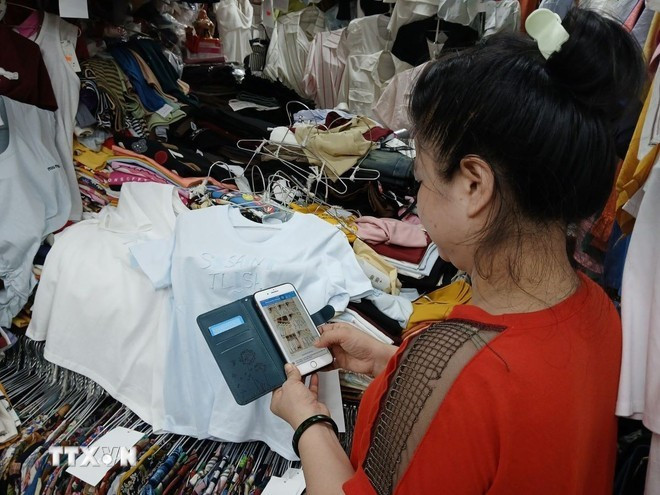 Household businesses join the "Da Nang Market" sales group to serve customers shopping online. (Photo: VNA) Household businesses join the "Da Nang Market" sales group to serve customers shopping online. (Photo: VNA)