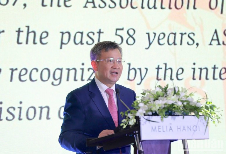 Nguyen Ngoc Ky, President of the Viet Nam Union of Friendship Organisations in Ha Noi, delivered the opening speech at the friendship exchange programme. (Photo: KHANH LAN) ndo-br-sacmau8.jpg