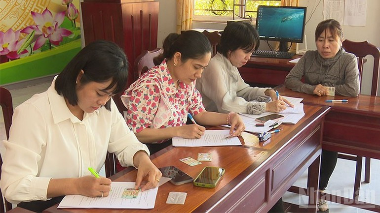 Civil servants of Thuong Lac Ward, Dong Thap Province, handling mobile administrative procedures for citizens. thuonglac.jpg