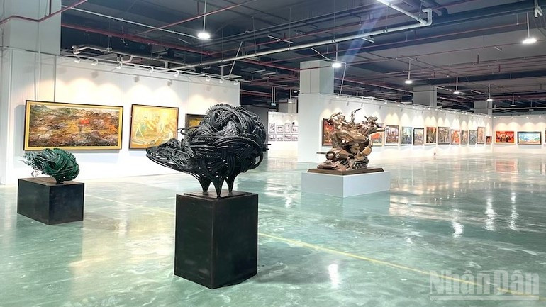 Exhibition space of fine art works. Exhibition space of fine art works.