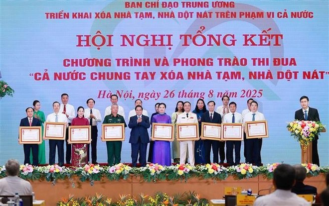 Third-class Labour Orders are presented to collectives with outstanding contributions to the campaign. (Photo: VNA) Third-class Labour Orders are presented to collectives with outstanding contributions to the campaign. (Photo: VNA)