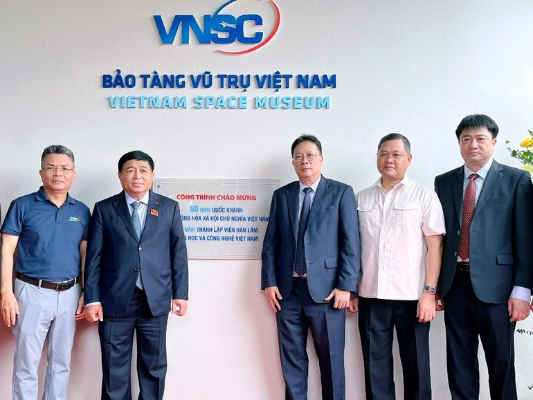 Deputy Prime Minister Nguyen Chi Dung and leaders of the Academy and Centre at the Viet Nam Space Museum. trung-tam-cn-vu-tru-khanh-thanh.jpg