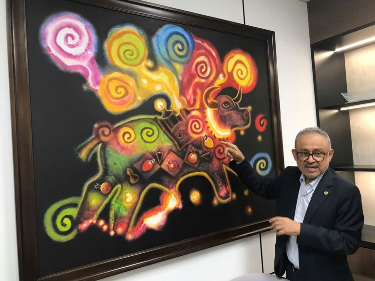 Photo: Ambassador Ruben Omar Orozco Burgos introduces the painting to delegates. (Photo: Khac Kien) dsgtbt.jpg