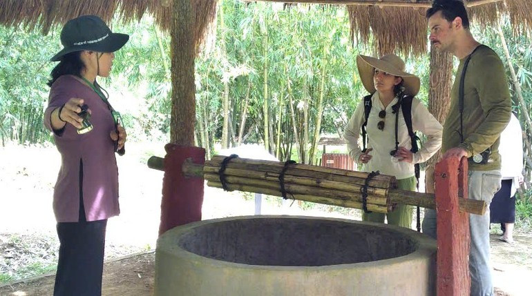 Foreign visitors at the Vinh Moc Tunnel. z7064387498733-124ba74decdfc2be7b04166155bfae3e.jpg