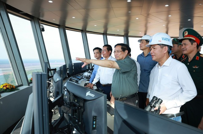 Prime Minister Pham Minh Chinh inspects the Long Thanh International Airport project from the air traffic control tower. (Photo: VNA)