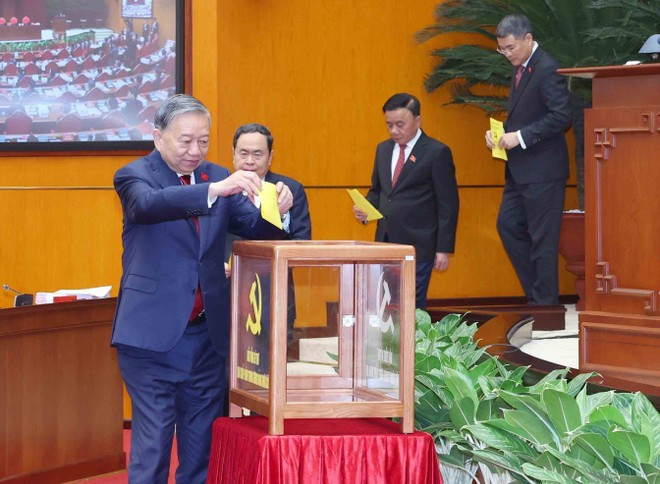 Politburo members cast their votes to elect the General Secretary of the 14th Party Central Committee. (Photo: VNA)