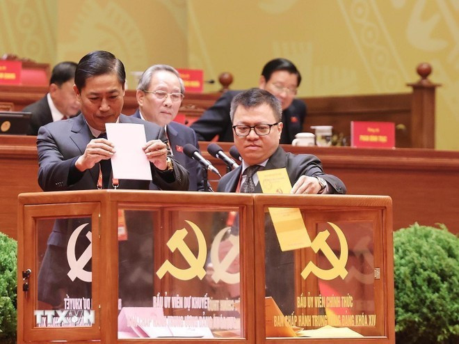 Delegates cast their votes to elect the 14th Party Central Committee on January 22. (Photo: VNA)