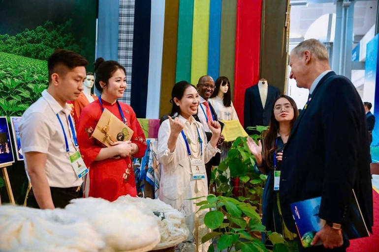 Products made from hemp fibre as raw materials for the textile industry were introduced at the fourth P4G Summit. tin-21.jpg