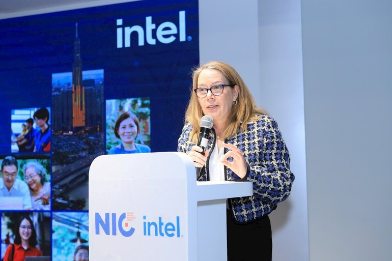 Ms Sarah Kemp – Vice President of International Government Affairs, Intel Corporation ba-sarah-kemp-pho-chu-tich-phu-trach-doi-ngoai-chinh-phu-quoc-te-tap-doan-intel-2949-8059.jpg
