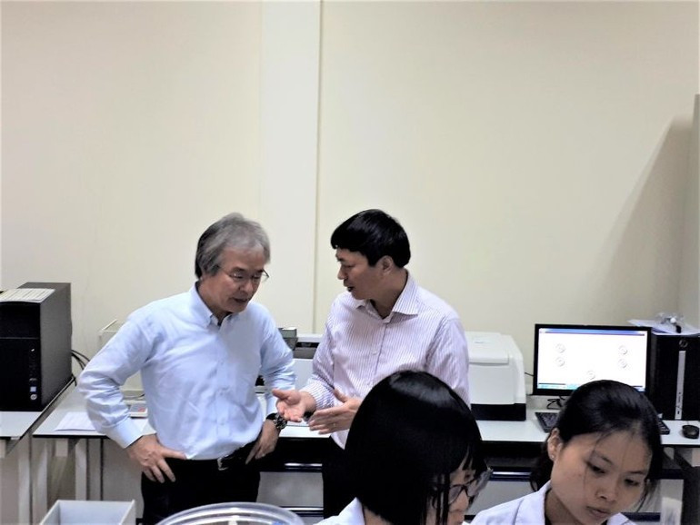 Professor Kitamori and Professor Nguyen Van Noi (author of the article) at the Key Laboratory for Advanced Materials for Green Growth (Viet Nam National University, Ha Noi). tin-17.jpg