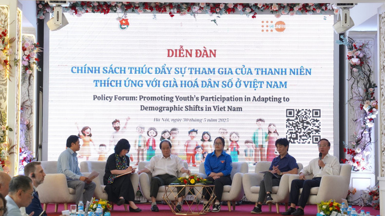 Speakers share and discuss at the forum. (Photo: PV) thanhnien3-6585-5522.jpg