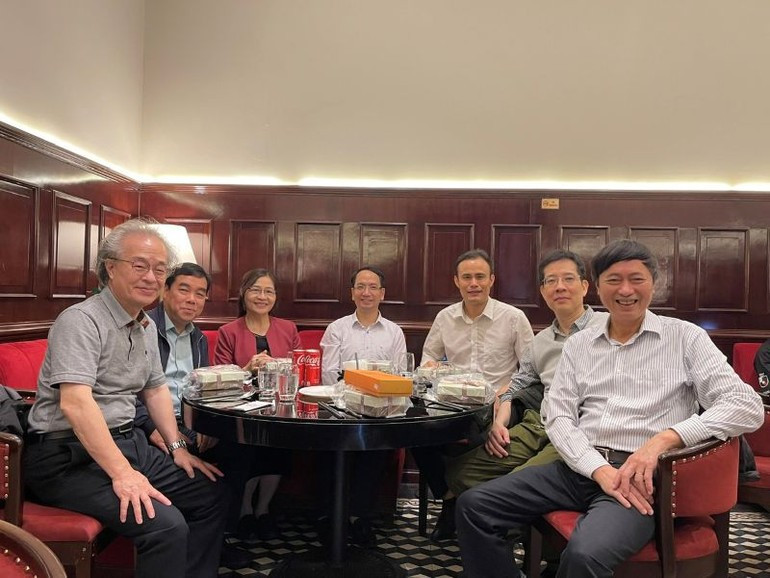 Professor Kitamori (far left) with Vietnamese scientists at a meeting. tin-18.jpg