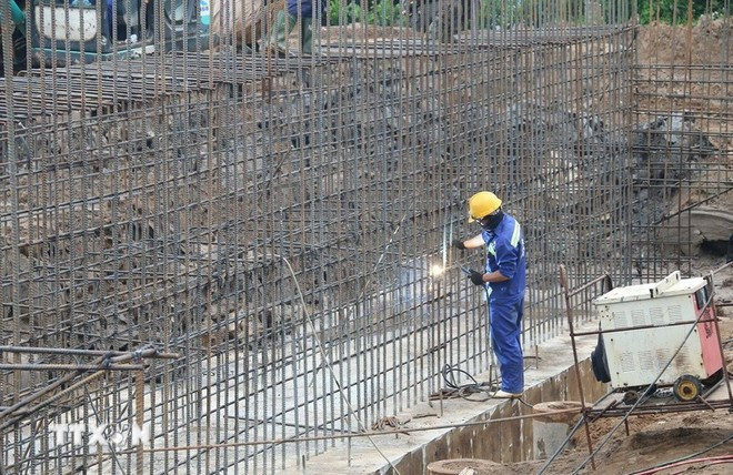A worker at the construction site of a sub-project of the Cao Lanh - An Huu Expressway project in the Mekong Delta. (Photo: VNA)