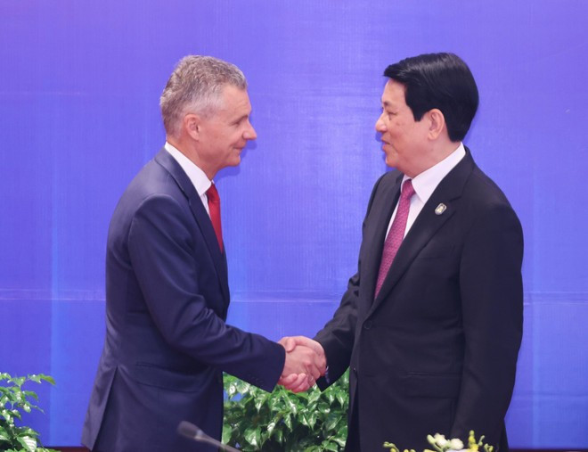 State President Luong Cuong (R) receives Australian Assistant Minister for Immigration and Assistant Minister for Foreign Affairs and Trade Matt Thistlethwaite in Ha Noi on October 25. (Photo: VNA) state-leader-seeks-stronger-collaboration-with-australia-1.jpg