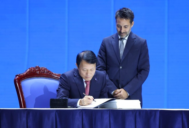 Vietnamese Miniser of Public Security Luong Tam Quang signs the Ha Noi Convention. (Photo: VNA) vna-potal-phien-mo-ky-cong-uoc-ha-noi-8361928-1.jpg