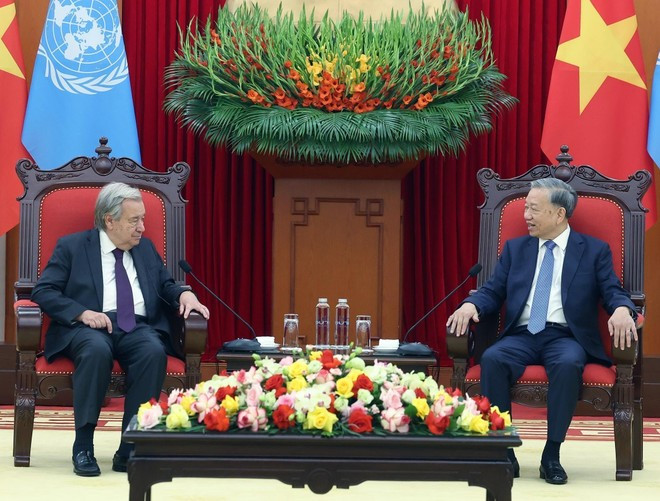 United Nations Secretary-General António Guterres is in Ha Noi to attend the signing ceremony of the UN Convention against Cybercrime. (Photo: VNA) party-chief-welcomes-un-secretary-general-2.jpg