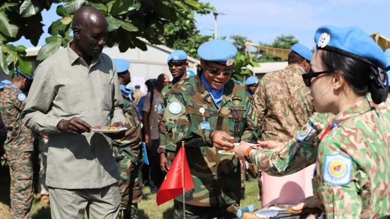 Lieutenant General Robert Yaw Affram, Force Commander of UNISFA, and Mr Deng Arop Kuol, Deputy Head of the Abyei Administrative Area, enjoy Vietnamese cuisine. lhq2-8171.jpg