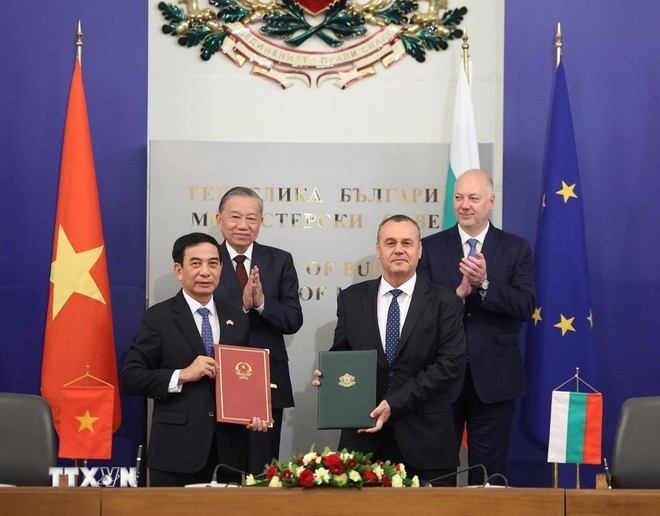 Party General Secretary To Lam (left, back row) and Bulgarian Prime Minister Rosen Zhelyazkov (right, back row) witness the exchange of a letter of intent on enhancing defence cooperation between the two defence ministries. (Photo: VNA) tong-bi-thu-tham-bulgaria-25-2.jpg