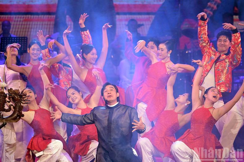Artists skilfully intertwined elements of traditional culture with modern touches, creating a unique and engaging version of “Xam Ha Thanh.” Artists skilfully intertwined elements of traditional culture with modern touches, creating a unique and engaging version of “Xam Ha Thanh.”