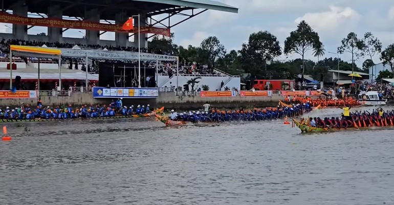 The Ngo Boat Racing Festival of the Khmer people attracts many tourists. ghe-ngo.jpg