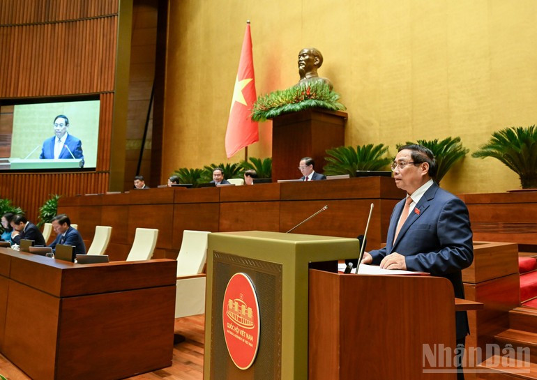 Prime Minister Pham Minh Chinh delivers the report. (Photo: Duy Linh) bnd-1416.jpg