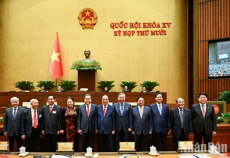 Party and State leaders and former leaders attend the opening session of the 10th sitting of the 15th National Assembly. (Photo: Duy Linh) ndo-br-bnd-1286.jpg