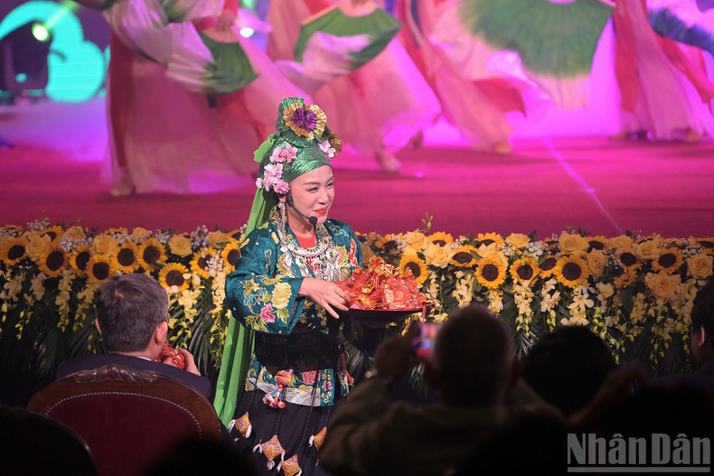 The folk-art exchange with the audience highlighted the beauty of the Mother Goddess worship culture The folk-art exchange with the audience highlighted the beauty of the Mother Goddess worship culture
