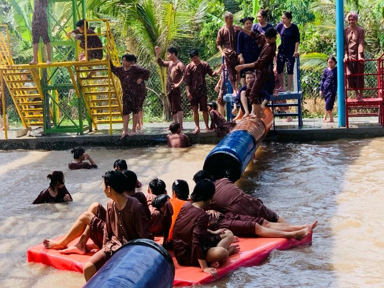 Water games at Ong De Ecotourism Area attract many young visitors. img-4140.jpg