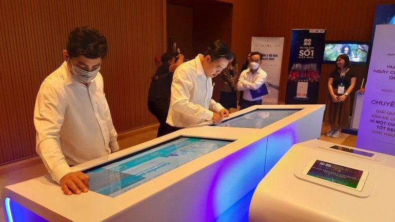 Delegates visit digital transformation solutions at Ho Chi Minh City’s Digital Transformation Exhibition. cds-2.jpg