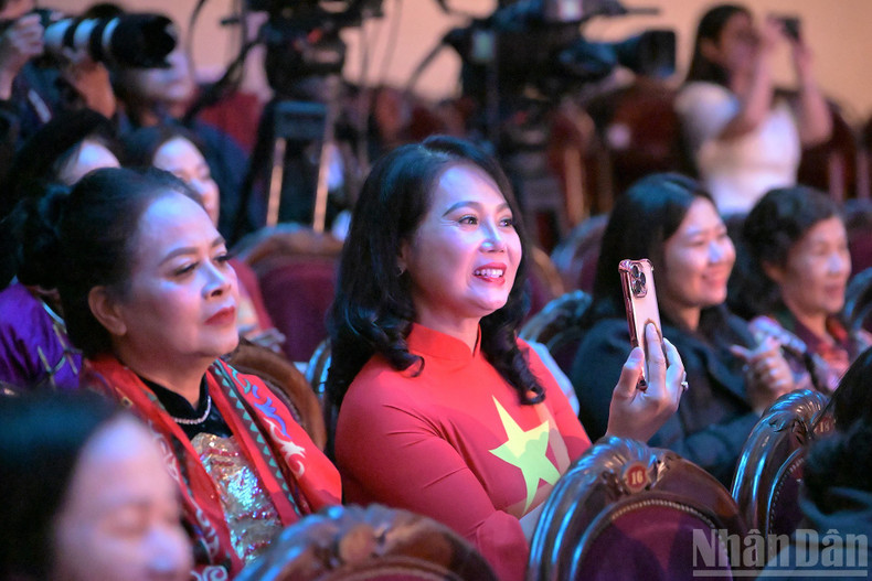 A large audience joined the programme, immersed in songs celebrating the special Viet Nam–Cuba friendship. A large audience joined the programme, immersed in songs celebrating the special Viet Nam–Cuba friendship.