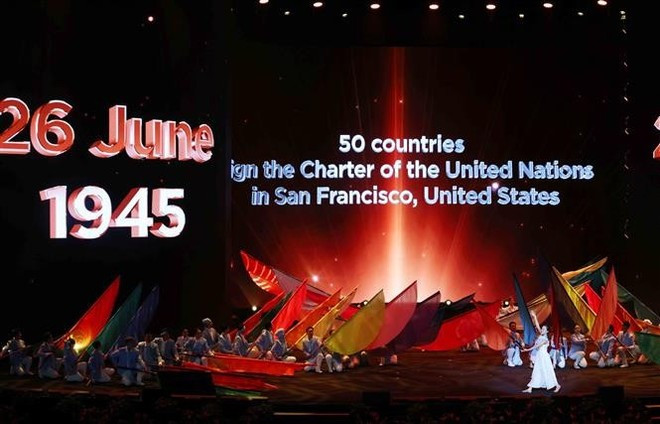 An art programme celebrating the signing ceremony of the Ha Noi Convention (Photo: VNA) vna-potal-le-mo-ky-cong-uoc-ha-noi-8361671.jpg
