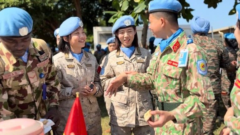 Viet Nam’s “blue beret” peacekeepers introduce Vietnamese cuisine to international friends. lhq3-4972.jpg